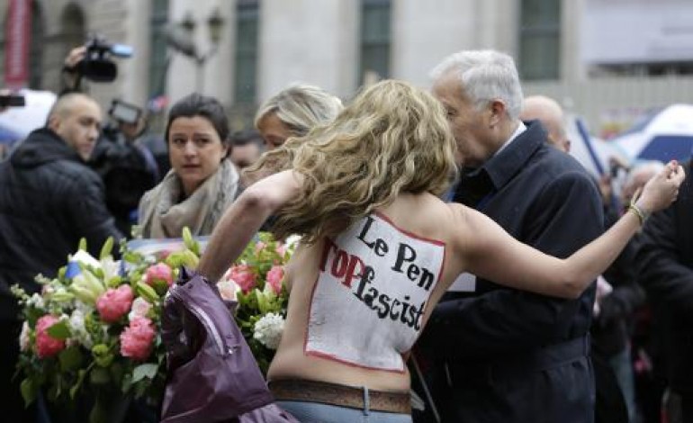 Paris (AFP). Défilé FN: trois Femen interrompent le discours de Marine Le Pen 
