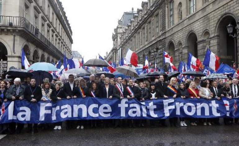 Paris (AFP). Le 1er mai de Marine Le Pen perturbé par les Femen et parasité par son père