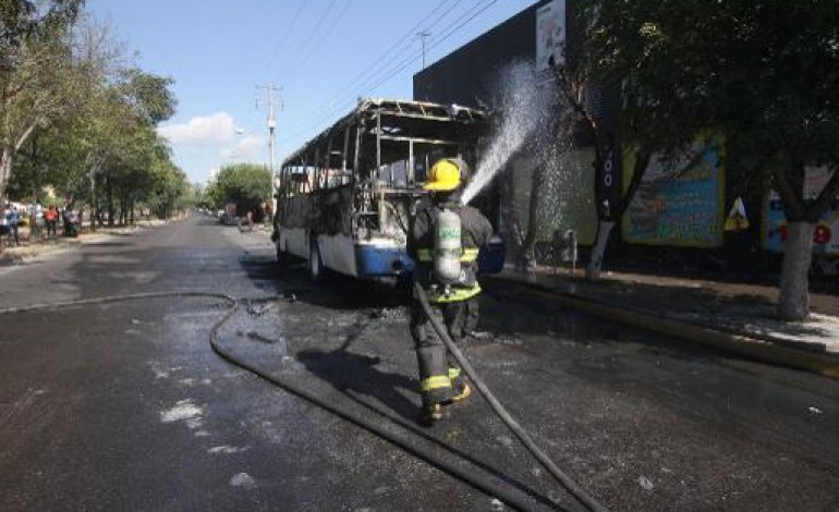 Guadalajara (Mexique) (AFP). Mexique: trois morts dans des tirs contre un hélicoptère de l'armée