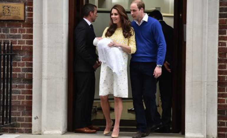 Londres (AFP). Kate et William présentent la princesse 