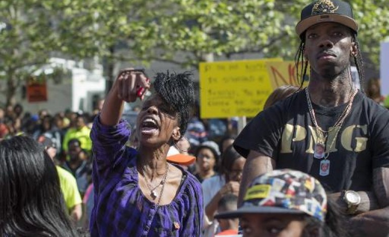Baltimore (Etats-Unis) (AFP). Baltimore: des centaines de manifestants bravent le couvre-feu