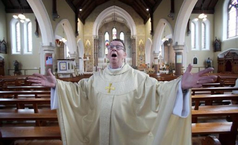 Oldcastle (Irlande) (AFP). Un prêtre chanteur irlandais enflamme Youtube