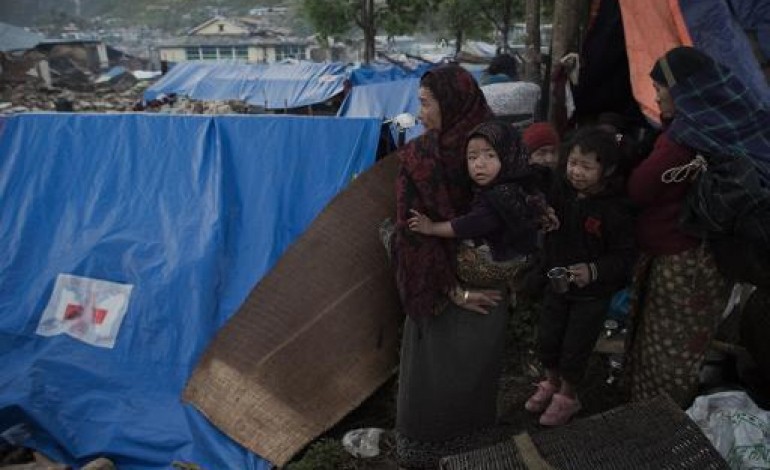 Katmandou (AFP). Népal: l'aide arrive dans les zones très touchées, bilan de 7.557 morts