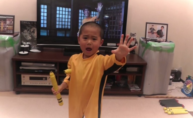 Cet enfant imite Bruce Lee à la perfection