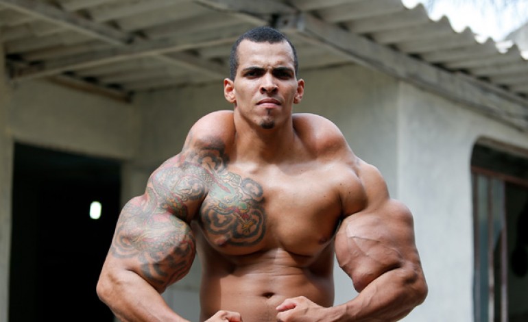 Fan de Hulk ce bodybuilder fait tout pour lui ressembler physiquement