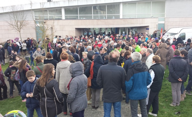 250 manifestants pour le centre aquatique de la Ferté-Macé
