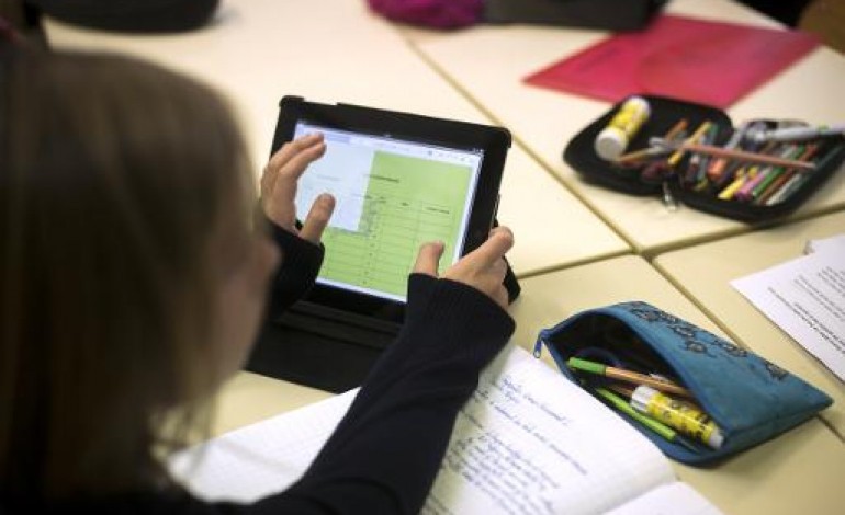 Paris (AFP). Hollande annonce un milliard d'euros sur trois ans pour le numérique à l'école
