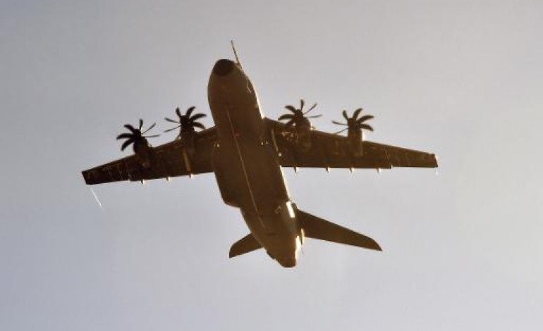 Madrid (AFP). Un avion militaire A400M s'écrase à Séville, 8 à 10 personnes à bord 