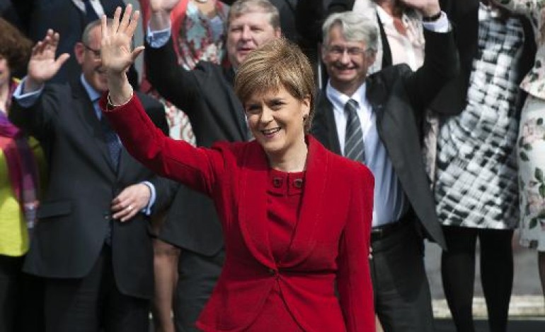 Édimbourg (AFP). Ecosse: les 56 députés du SNP posent fièrement pour une photo de famille historique