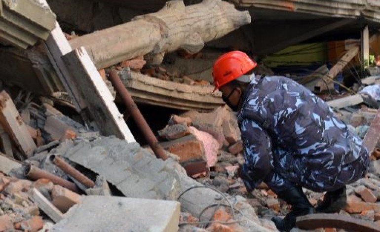 Katmandou (AFP). Nouveau séisme au Népal: les secours à la recherche de survivants 