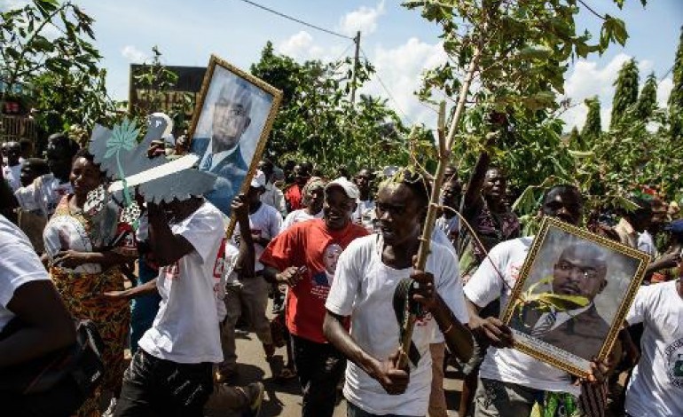 Bujumbura (Burundi) (AFP). Burundi: Nkurunziza de retour à Bujumbura après l'échec du putsch