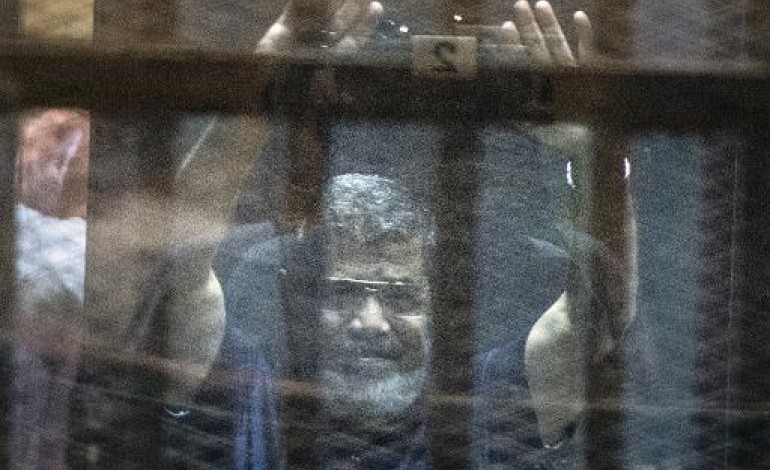 Le Caire (AFP). Egypte: le président destitué Morsi et une centaine d'accusés condamnés à mort