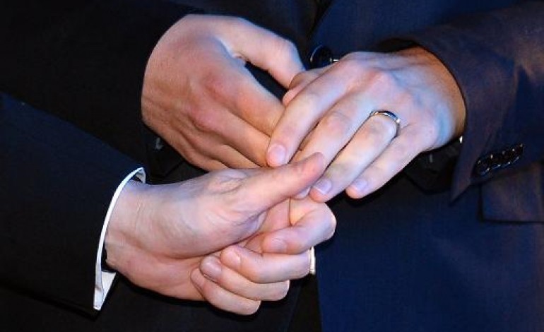 Paris (AFP). L'Eglise protestante unie de France adopte la possibilité de bénir les couples homosexuels 