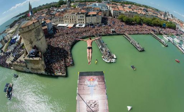 La Rochelle (AFP). Plongeon: la peur au ventre à 27 m pour les junkies de l'adrénaline