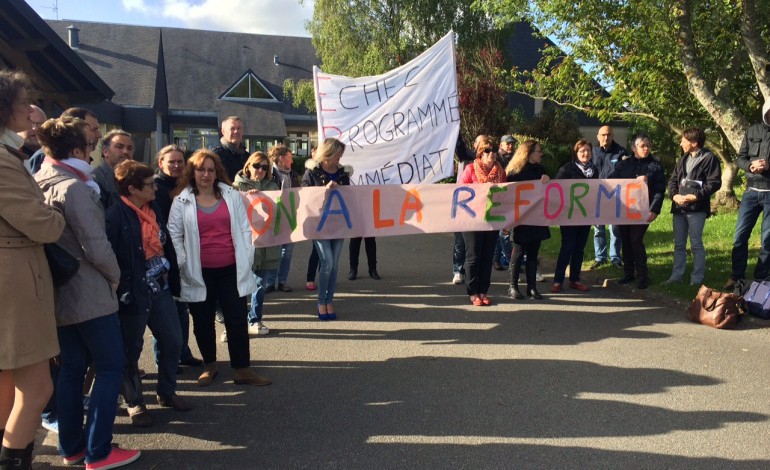 Les parents d'élèves bloquent le collège de Flamanville