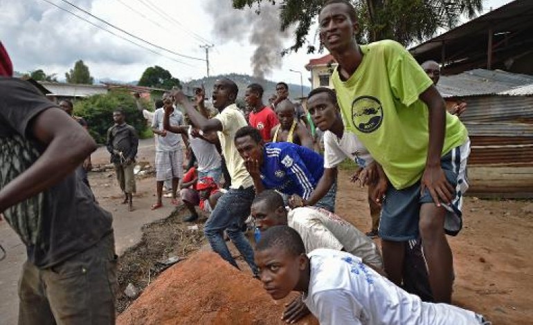 Bujumbura (Burundi) (AFP). Burundi: élections reportées, la police prend le contrôle d'un bastion de la contestation