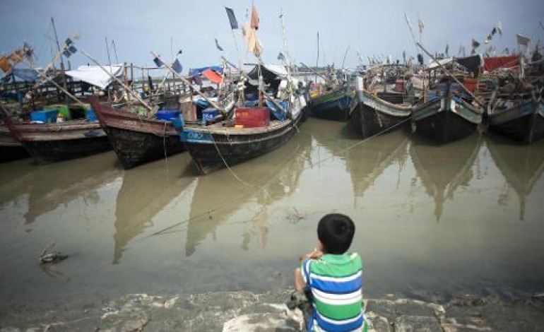 Sittwe (Birmanie) (AFP). La marine birmane effectue sa 1ère mission de sauvetage d'un bateau de migrants 