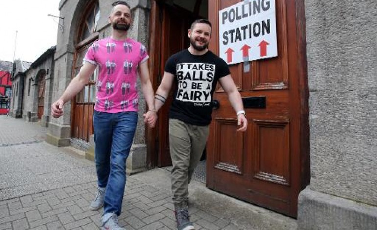 Dublin (AFP). L'Irlande attend le résultat du référendum historique sur le mariage gay