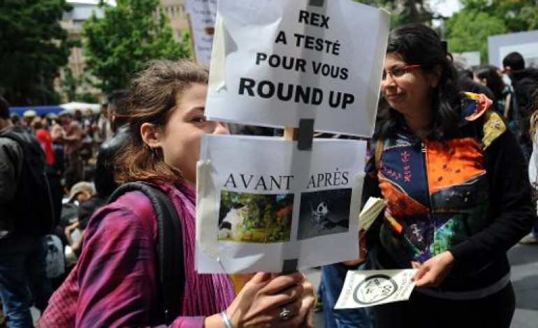 PARIS (France) (AFP). Des milliers de manifestants défilent contre Monsanto