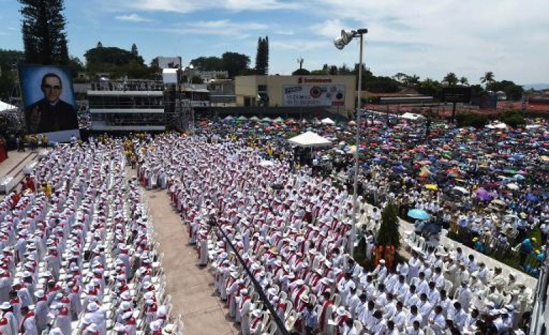 San Salvador (AFP). Au Salvador, la foule acclame Mgr Romero, béatifié 35 ans après son meurtre