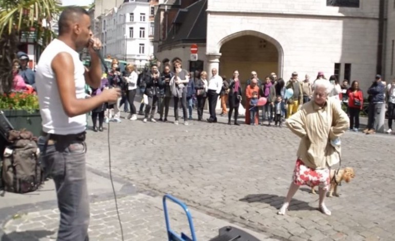Cette mamie Bruxelloise se déhanche dans la rue pendant un show de Beatbox