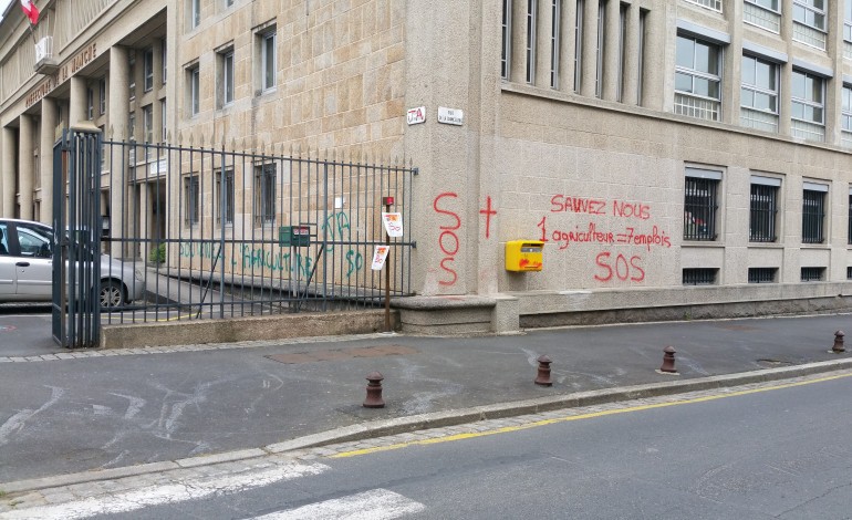 Les Jeunes Agriculteurs expriment leur colère sur le murs de la préfecture de la Manche