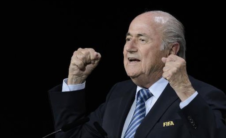 Zurich (AFP). Fifa: Blatter, un pistolet dans une main, une colombe dans l'autre
