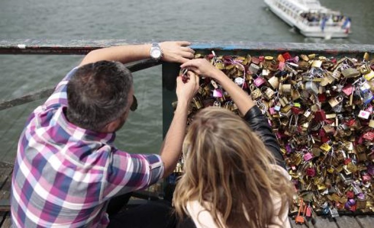 Paris (AFP). Les cadenas d'amour retirés du Pont des Arts à Paris