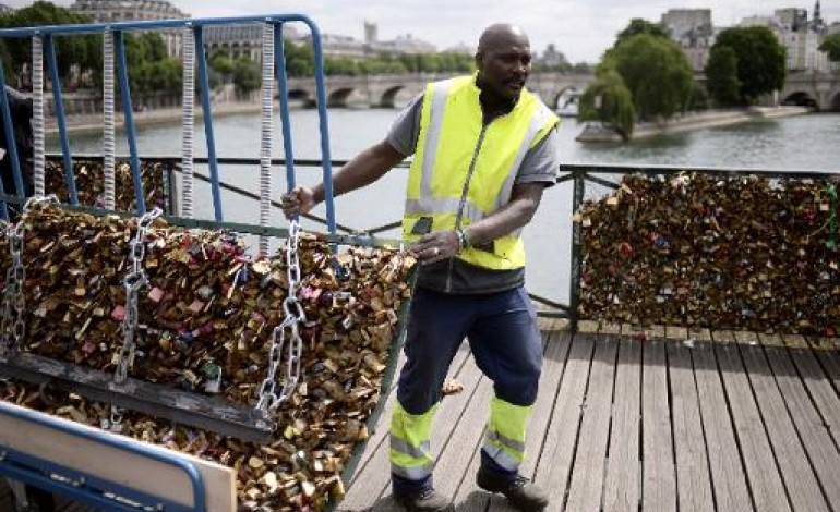 Paris (AFP). A Paris, le Pont des Arts libéré de ses cadenas d'amour