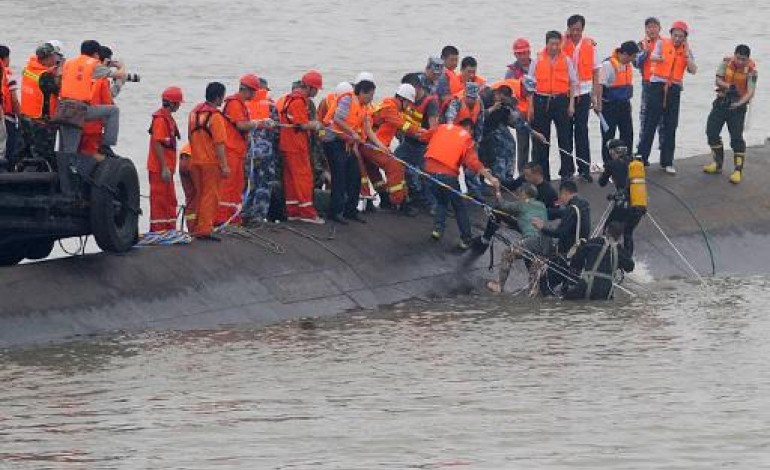 Jianli (Chine) (AFP). En Chine, plus de 400 personnes disparues après le naufrage d'un navire de croisière