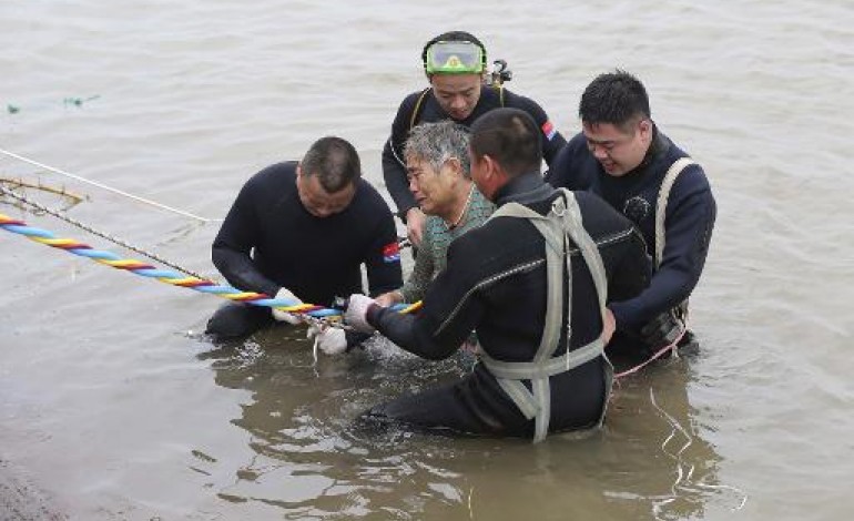 Jianli (Chine) (AFP). En Chine, plus de 400 personnes disparues après le naufrage d'un navire 