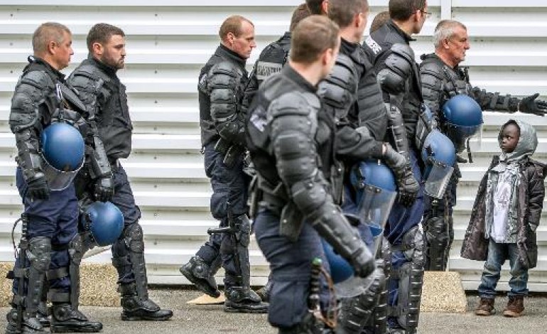 Calais (AFP). Evacuation par la police de deux camps de migrants à Calais