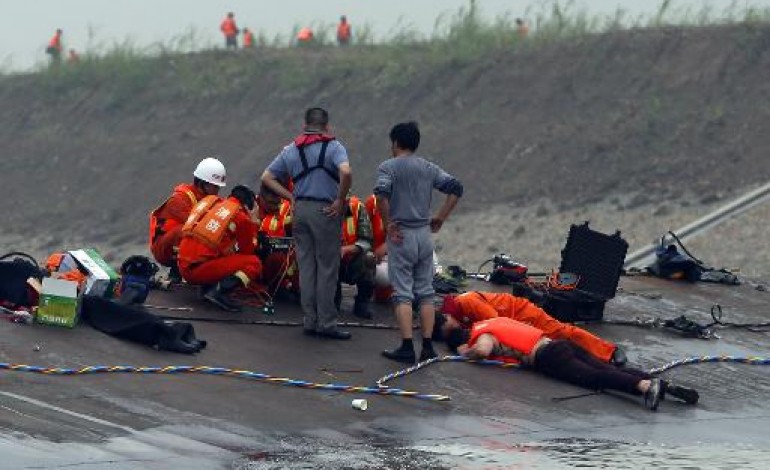 Jianli (Chine) (AFP). Chine: course contre la montre après le naufrage d'un navire avec plus de 450 personnes