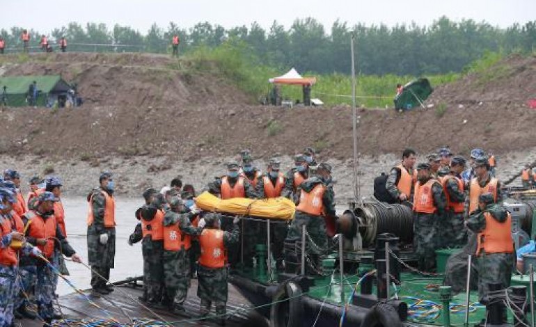 Jianli (Chine) (AFP). Navire naufragé en Chine: poursuite des secours, les familles espèrent un miracle