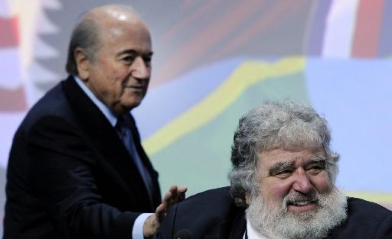 New York (AFP). Fifa: Blazer admet l'existence de pots-de-vin, Blatter lâché par tous