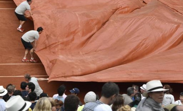 Paris (AFP). Roland-Garros: la demie Djokovic-Murray, interrompue, reprendra samedi