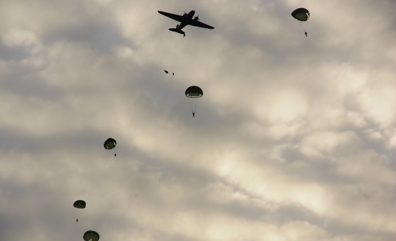500 parachutistes largués au-dessus de La Fière, pour le souvenir, pour l’histoire