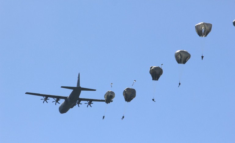 D-Day : 30 000 spectateurs pour les parachutages à La Fière