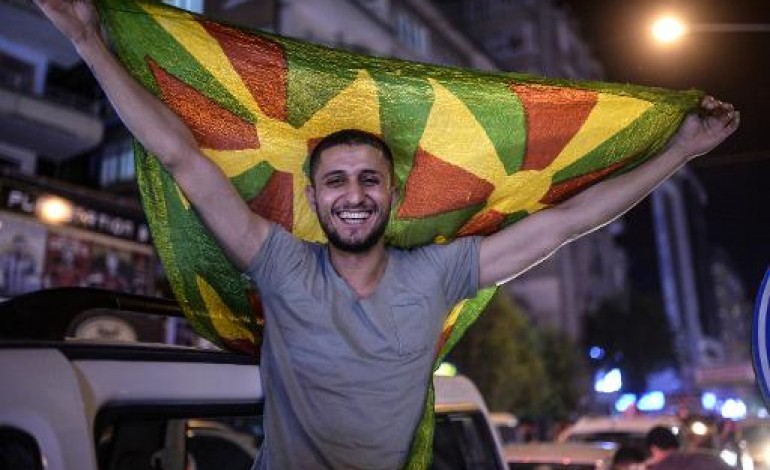 Diyarbakir (Turquie) (AFP). Turquie: scènes de liesse après le bon score du parti kurde