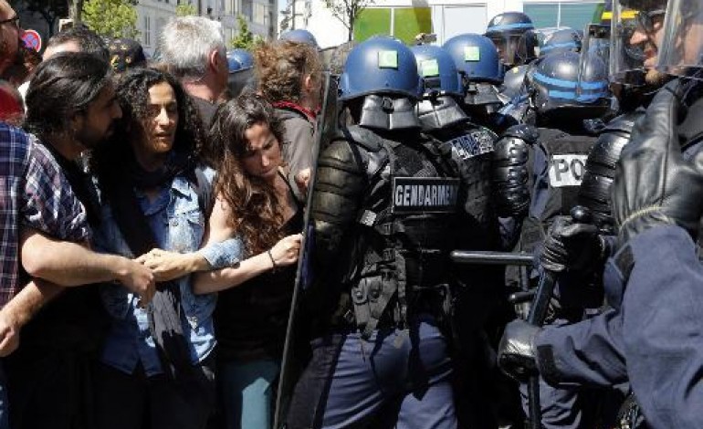 Paris (AFP). Brutalité ou humanité? La polémique continue sur les migrants à Paris