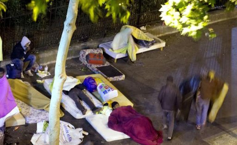 Paris (AFP). A Paris, les migrants du Bois Dormoy ont évacué la caserne qu'ils occupaient