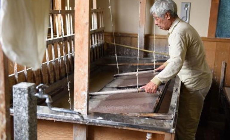 Ogawa (Japon) (AFP). Le washi, célèbre papier japonais, traverse les âges sans prendre un pli
