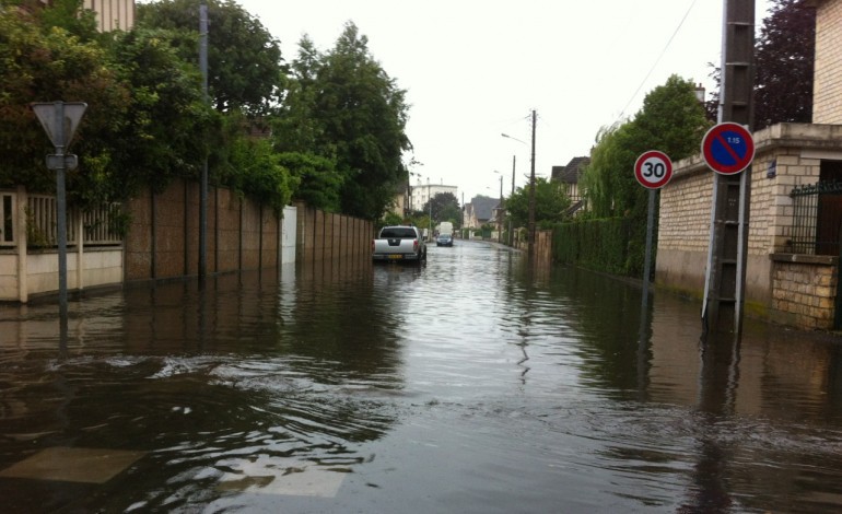 Rues inondées à Caen : déjà une centaine d'interventions