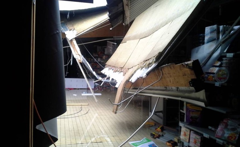Orages : la toiture d'un supermarché s'effrondre à Vimoutiers