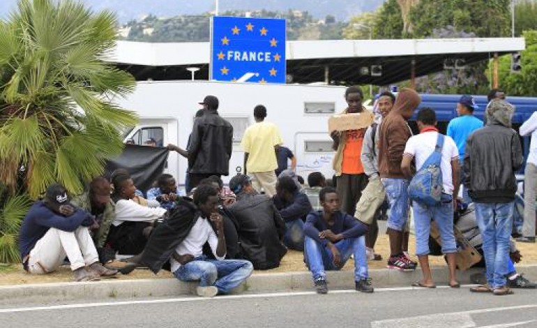 Vintimille (Italie) (AFP). Reprise du sit-in de migrants toujours bloqués à la frontière franco-italienne