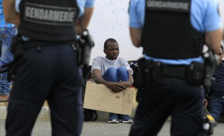 Vintimille (Italie) (AFP). Vintimille: la police italienne disperse les migrants rassemblés à la frontière