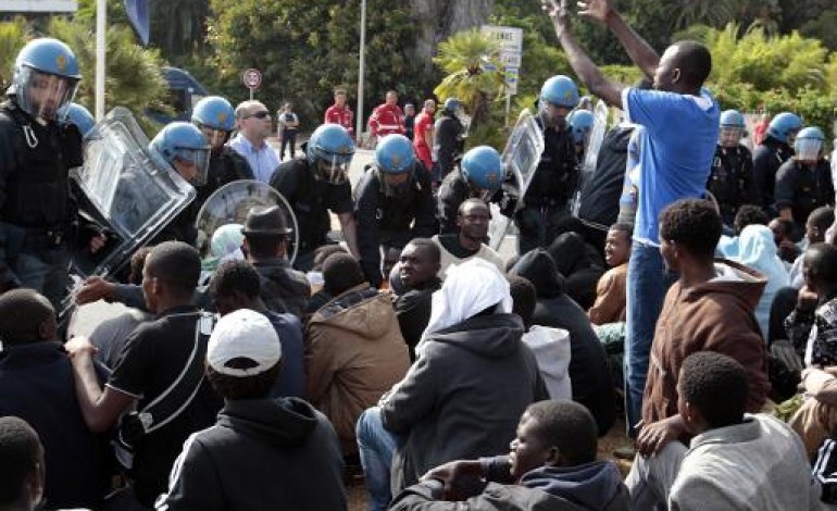 Vintimille (Italie) (AFP). A la frontière franco-italienne, des migrants entre gendarmes français et policiers italiens