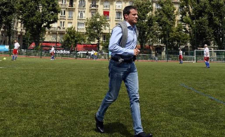 Paris (AFP). Sondage: Valls stable, malgré son voyage controversé à Berlin
