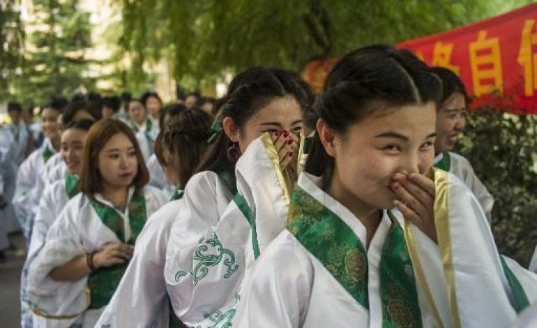 Xinle (Chine) (AFP). Décrocher son diplôme à l'académie chinoise de Xinle: pas sorcier