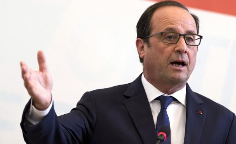 Paris (AFP). Migrants: Sarkozy critiqué, Hollande l'appelle à la maîtrise